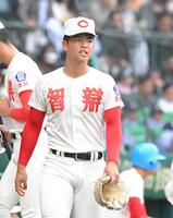 ２点を失った３回を投げ終え、悔しそうにベンチに戻る智弁学園・杉本真滉（撮影・高部洋祐）