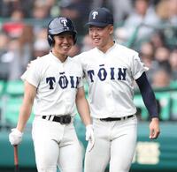 ７回、打席に入る前、大阪桐蔭・吉岡貫介（右）から声をかけられる大阪桐蔭・黒川虎雅（撮影・中田匡峻）