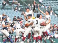 優勝し喜ぶ大阪桐蔭・川本晴大（中央）らナイン（撮影・高部洋祐）