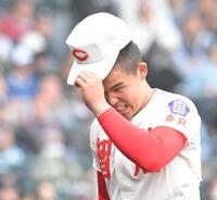 ４点を失った７回を投げ終え、悔しそうにベンチに戻る智弁学園・杉本真滉（撮影・高部洋祐）
