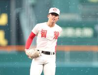 １回、少し雨が強まり上を見る智弁学園・杉本真滉（撮影・中田匡峻）