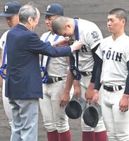 金メダルを授与される大阪桐蔭・川本晴大（右から２人目）＝撮影・高部洋祐