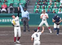 ９回、智弁学園・八木颯人を空振り三振に仕留めて優勝を決め、喜びを爆発させる大阪桐蔭・川本晴大（左）＝撮影・立川洋一郎