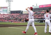 練習に向かう前田健（撮影・佐々木彰尚）