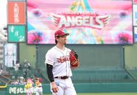 ベンチに引き揚げる前田健（撮影・佐々木彰尚）