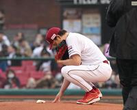 マウンドプレートにさわる前田（撮影・佐々木彰尚）