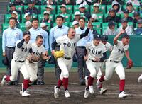 完投勝利で優勝を飾り、雄たけびを上げ応援席へ向かって駆け出す大阪桐蔭・川本晴大（中央）ら大阪桐蔭ナイン（撮影・立川洋一郎）