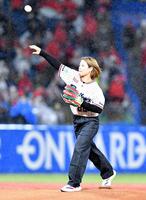 始球式を務める阿部詩（撮影・開出牧）