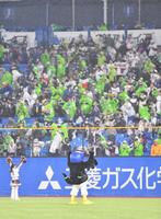 ライトスタンドのファンに手を振るつば九郎＝神宮球場（撮影・開出牧）