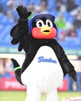 スタンドのファンに手を振るつば九郎＝神宮球場（撮影・開出牧）