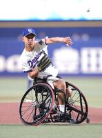 始球式を務める車いすテニスの小田凱人（撮影・西岡正）