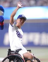 始球式の後、手を振る車いすテニスの小田凱人（撮影・西岡正）