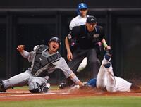 ２回、ロッテ・木村の悪送球の間に本塁へ生還した郡司（撮影・中島達哉）