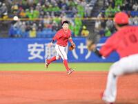 ２回、伊藤琉偉の遊ゴロを一塁へ悪送球し先制を許す広島・勝田（撮影・開出牧）