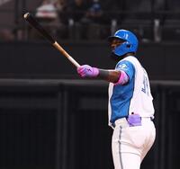 ２回、２者連発となるソロを放ち、打球の行方を見つめるレイエス（撮影・中島達哉）