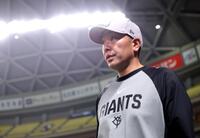 練習を見る阿部監督（撮影・西岡正）