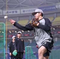 ノックで送球する大勢（撮影・西岡正）