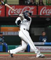 ４回、小島は右越えにプロ初本塁打となる逆転２ランを放つ（撮影・佐藤厚）