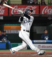 ４回、小島は右越えにプロ初本塁打となる逆転２ランを放つ（撮影・佐藤厚）