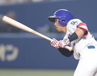 ５回、左前に適時打を放つ田中幹也（撮影・西岡正）