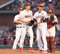 ５回、途中降板した前田（撮影・佐々木彰尚）