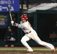 ８回、黒川は右前に適時打を放つ（撮影・佐々木彰尚）