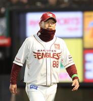 ８回、選手交代を告げた三木監督（撮影・佐々木彰尚）