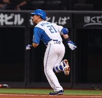 ７回、ソロを放ち、打球の行方を見つめる清宮幸（撮影・中島達哉）