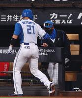 ７回、ソロを放った清宮幸（左）を指先タッチで迎える新庄監督（撮影・中島達哉）