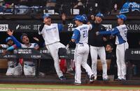 ７回、ソロを放った日本ハム・清宮幸太郎（２１）はナインに迎えられる＝エスコンフィールド北海道（撮影・中島達哉）