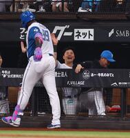 ７回、ソロを放ったレイエス（左）を迎える清宮幸（中央）＝撮影・中島達哉