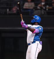 ７回、右越えにソロを放つレイエス（撮影・中島達哉）