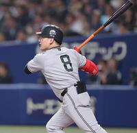 ９回、右越えに勝ち越し二塁打を放つ丸（撮影・西岡正）