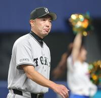 ７回、投手交代を告げ、ベンチへ戻る阿部監督（撮影・西岡正）