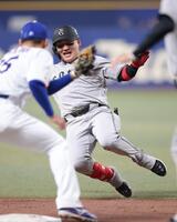 ９回、右越えに勝ち越し二塁打を放ち、三塁を狙うもアウトになる丸（撮影・西岡正）