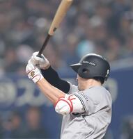 ６回、右前に適時打を放つ松本（撮影・西岡正）