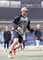 ノックを受ける大勢（撮影・西岡正）