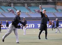 則本（左）と並んでキャッチボールする田中（撮影・西岡正）