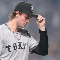 ２回、中日に先制を許し、肩を落とすウィットリー（撮影・西岡正）