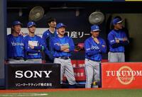 ２回、ベンチで声を出す相川監督（中央）＝撮影・西田忠信