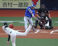 ６回、右越えにソロを放つ筒香（撮影・山口登）