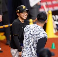 ＤｅＮＡ・牧（手前）と談笑する阪神・中川（撮影・西田忠信）