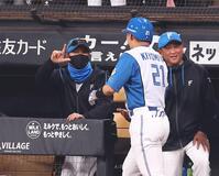 ２回、３ランを放った清宮幸（右から２人目）をドミれポーズで迎える新庄監督（左）＝撮影・中島達哉