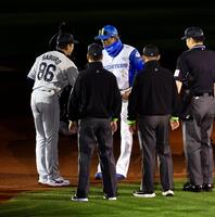 メンバー表交換を終え、ロッテ・サブロー監督（左）と握手を交わす日本ハム・新庄監督