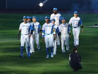 開幕戦セレモニーで入場する日本ハムナイン（撮影・中島達哉）