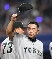 中日に勝利し、レフトスタンドに帽子を振る阿部監督（撮影・西岡正）