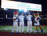 ノーヒットノーランを達成し、記念撮影に応じる細野（左）と清宮（撮影・中島達哉）