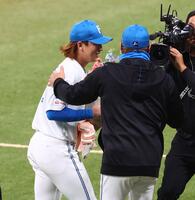 ノーヒットノーランを達成し、新庄監督（右）から迎えられる細野（撮影・中島達哉）