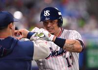 ４回、中越えソロを放ちナインとハートポーズを決めるオスナ（撮影・開出牧）