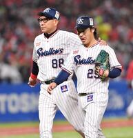 ６回途中で降板した小川（右）の肩に手を回し労をねぎらう池山監督（撮影・開出牧）